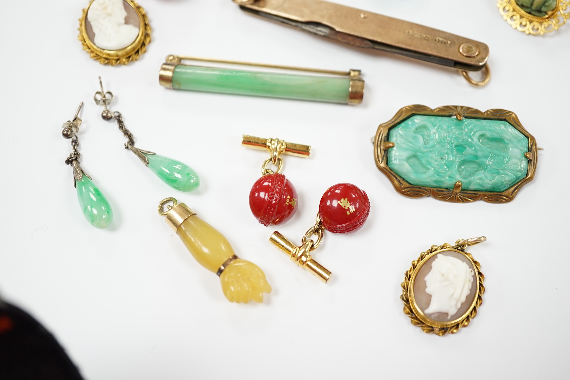 Assorted jewellery, including a 9ct gold mounted penknife(a.f.), an enamelled egg pendant, pair of jade earrings and a jade brooch, a 14k and cultured pearl cluster set brooch, etc.